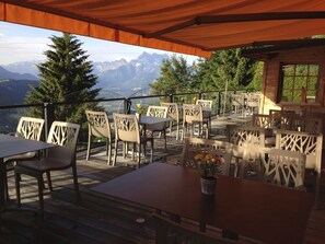 Lunch and dinner served, garden views  - Hotel le Grand Chalet (Leysin)
