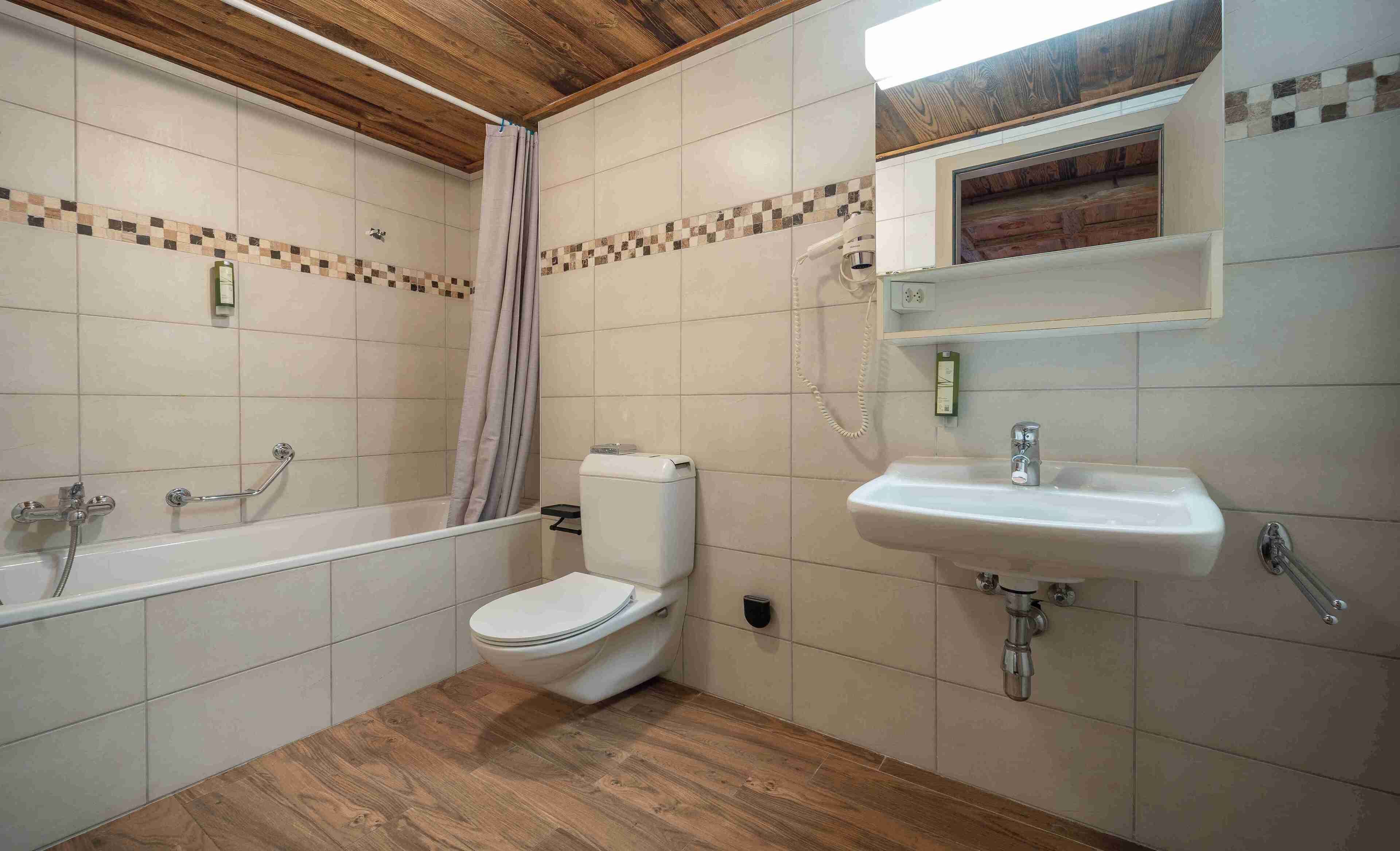 Ein Badezimmer mit Badewanne, Toilette und Waschbecken.