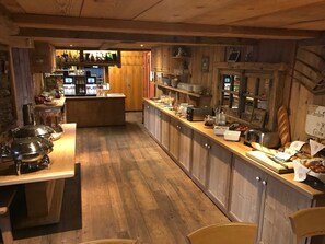 Free daily continental breakfast - Hotel le Grand Chalet (Leysin)