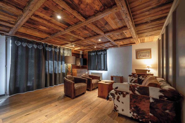 Chalet Suite | Living area | 30-inch flat-screen TV with satellite channels, TV - Hotel le Grand Chalet (Leysin)