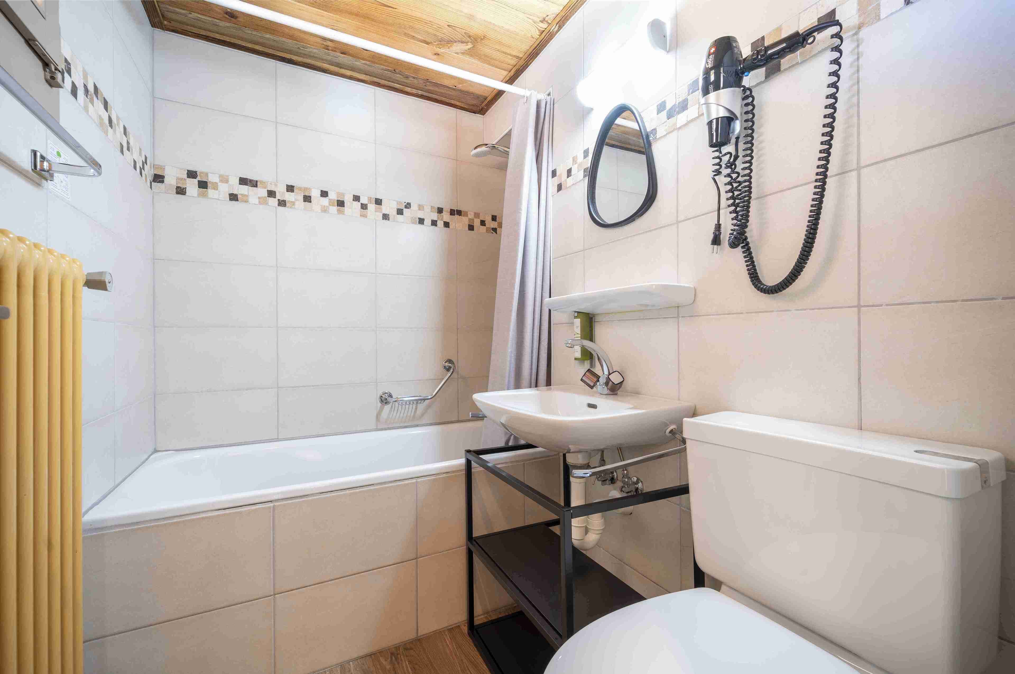 Un baño con bañera, lavabo, inodoro y ducha.