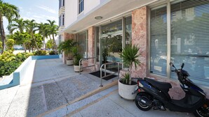 Exterior - Tropics Hotel (Miami Beach)