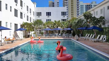 Piscina all'aperto, ombrelloni da piscina, lettini