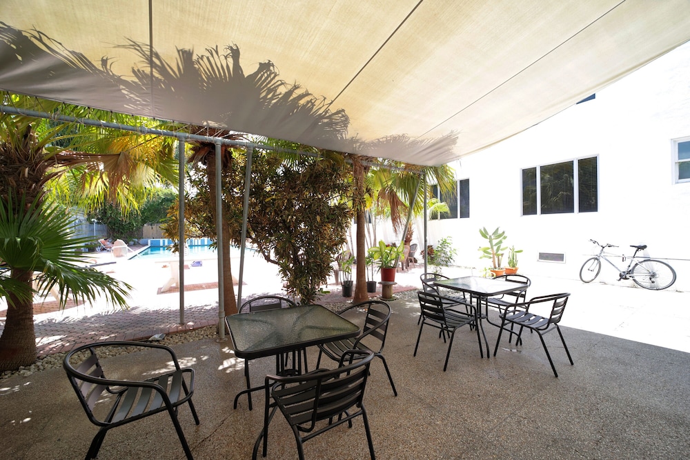 Tropics Hotel by null