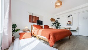 Standard-huone, useita sänkyjä, oma kylpyhuone (Self check-in) | Memory foam -patjalliset sängyt, tallelokero huoneessa, työpöytä
