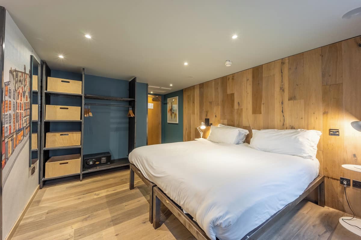 Comfy Twin or Double Room | Hypo-allergenic bedding, desk, iron/ironing board, free WiFi