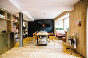 Serves breakfast, lunch, and dinner - Grassmarket hotel (Edinburgh)