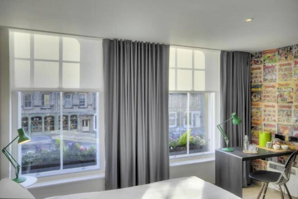 1 Schlafzimmer, Allergikerbettwaren, Schreibtisch, Bügeleisen/Bügelbrett