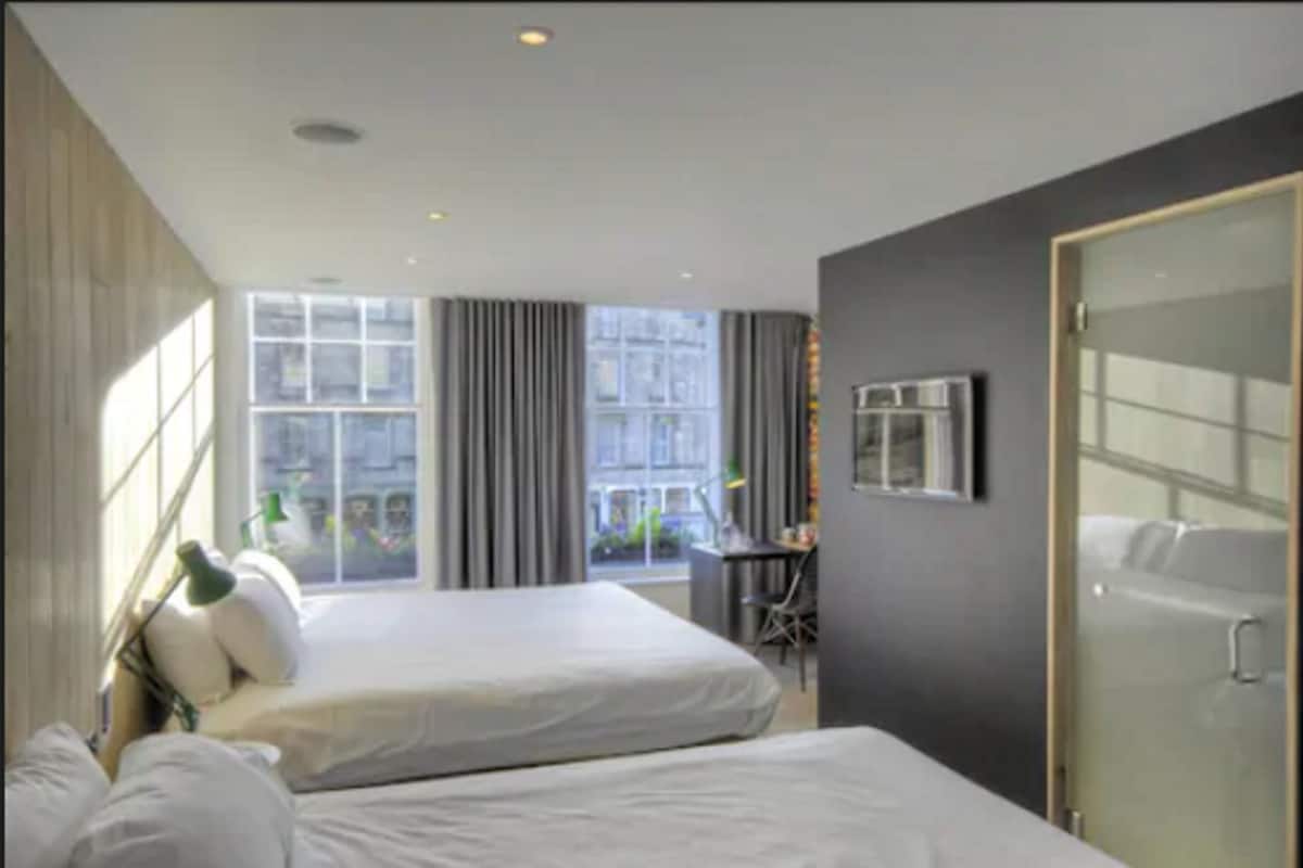 Comfy+ Triple | Hypo-allergenic bedding, desk, iron/ironing board, free WiFi