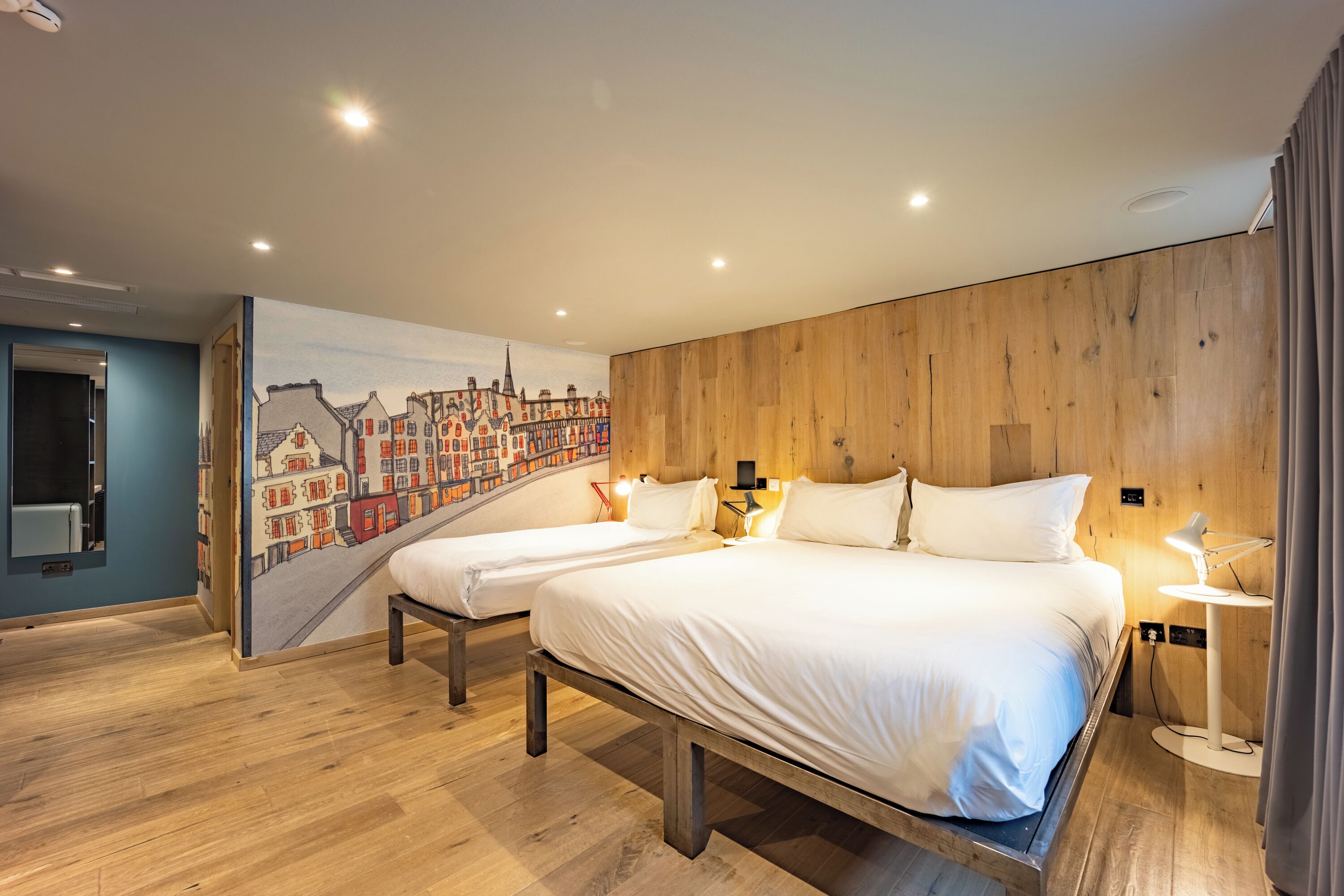 Comfy+ Triple | Hypo-allergenic bedding, desk, iron/ironing board, free WiFi