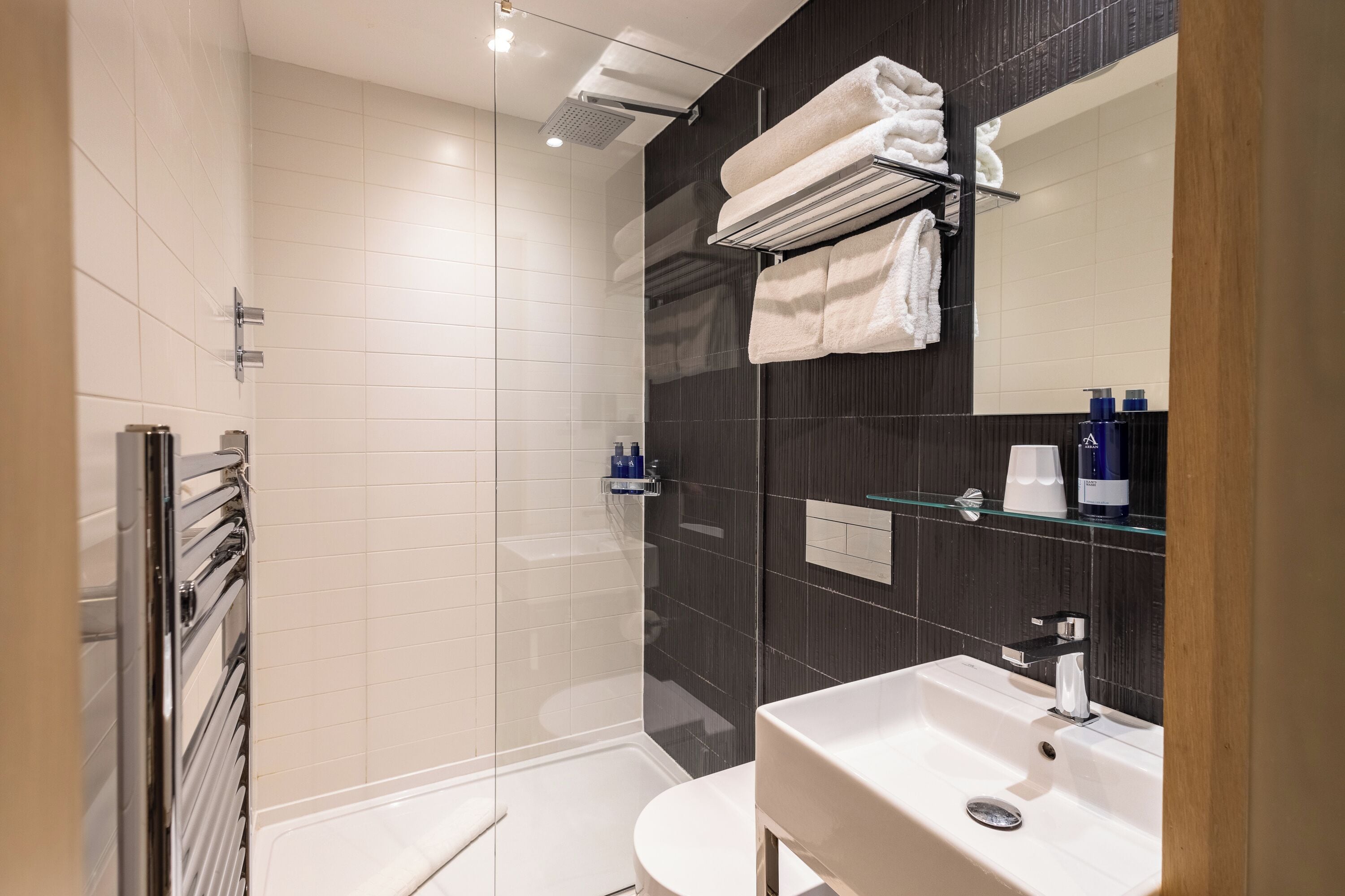 Shower, rainfall showerhead, free toiletries, hair dryer