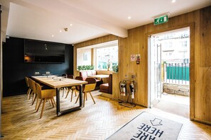 Serves breakfast, lunch, and dinner - Grassmarket hotel (Edinburgh)