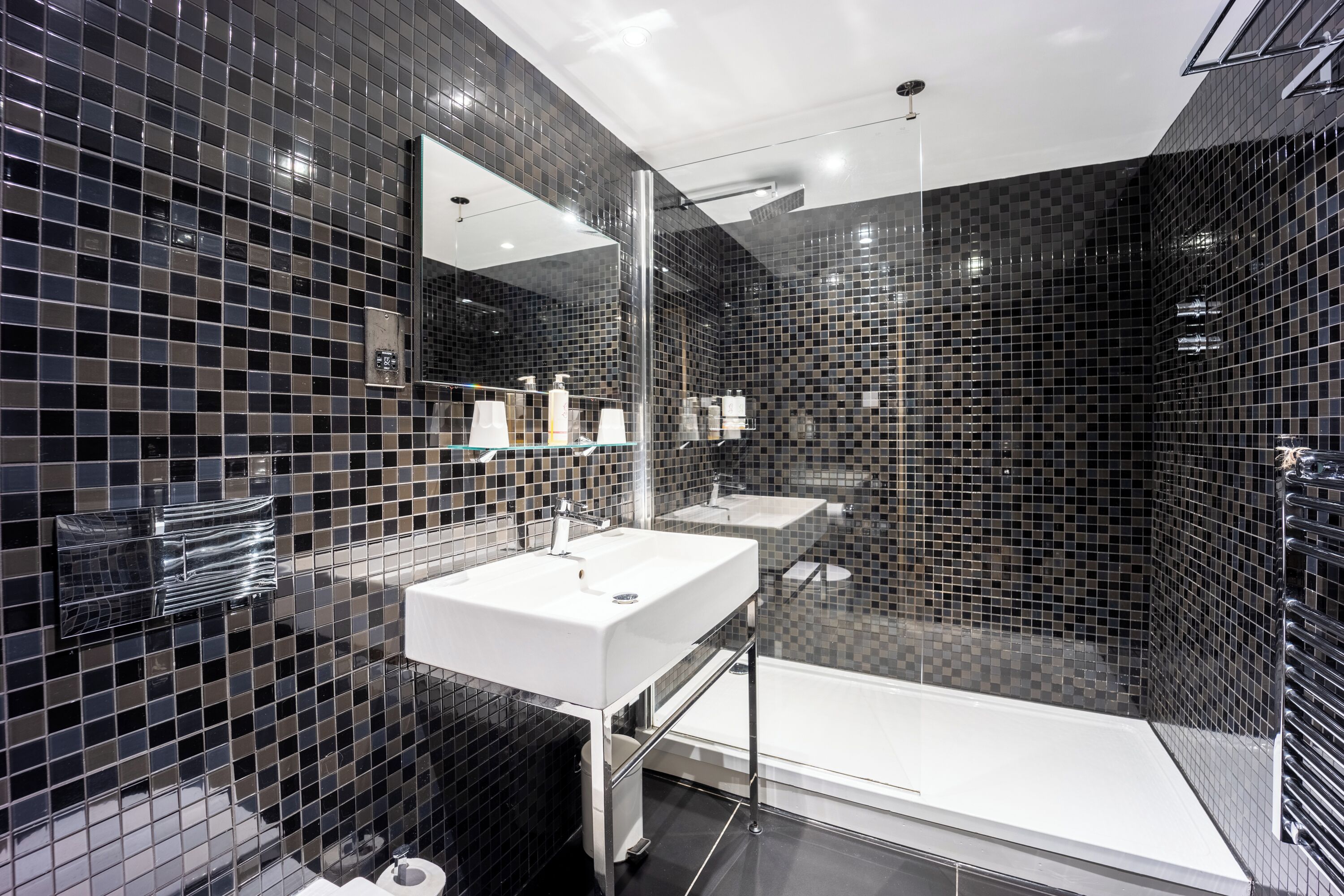 Comfy+ Triple | Bathroom | Shower, rainfall showerhead, free toiletries, hair dryer