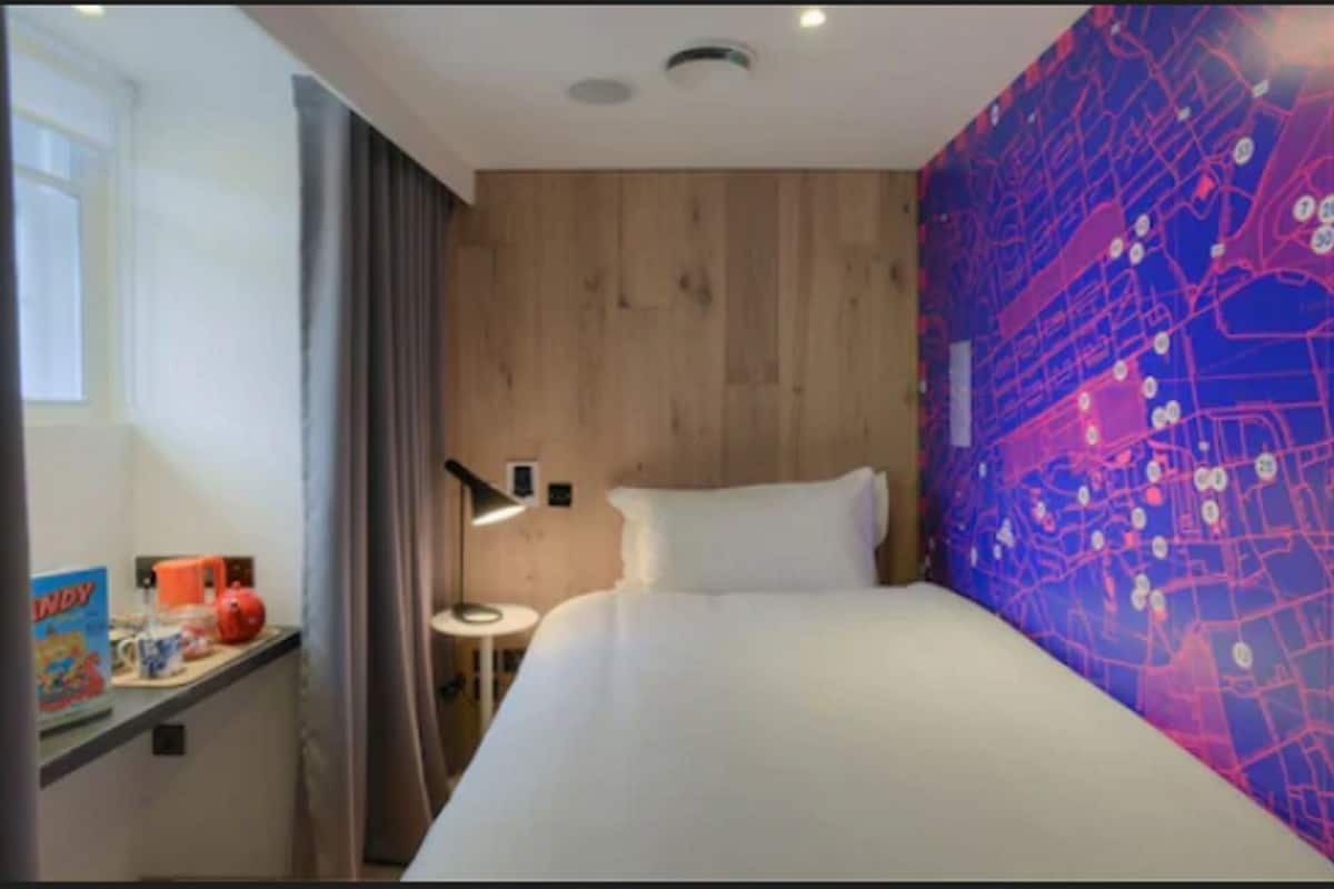 Hypo-allergenic bedding, desk, iron/ironing board, free WiFi