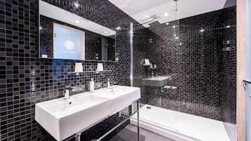 Vierbettzimmer | Badezimmer | Dusche, Regendusche, kostenlose Toilettenartikel, Haartrockner