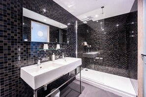 Vierbettzimmer | Badezimmer | Dusche, Regendusche, kostenlose Toilettenartikel, Haartrockner
