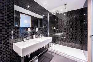 Comfy+ Quad | Bathroom | Shower, rainfall showerhead, free toiletries, hair dryer