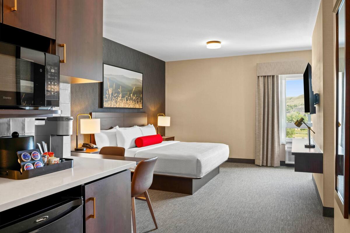 Suite familiar, no fumadores (1 King Bed, 2 Twin Beds) | Ropa de cama de alta calidad y colchones con acolchado adicional