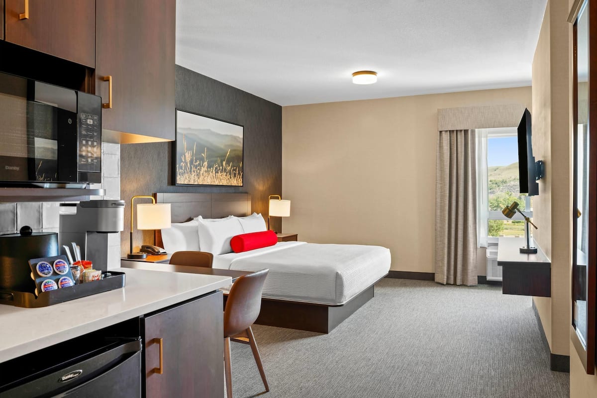 ห้องแฟมิลี่สวีท, ปลอดบุหรี่ (1 King Bed, 2 Twin Beds) | เครื่องนอนระดับพรีเมียม, ตู้นิรภัยในห้องพัก, โต๊ะทำงาน, ผ้าม่านกันแสง