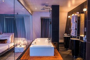 Suite (Suite Nordik) | Badkamer | Gratis toiletartikelen, een haardroger, handdoeken, zeep