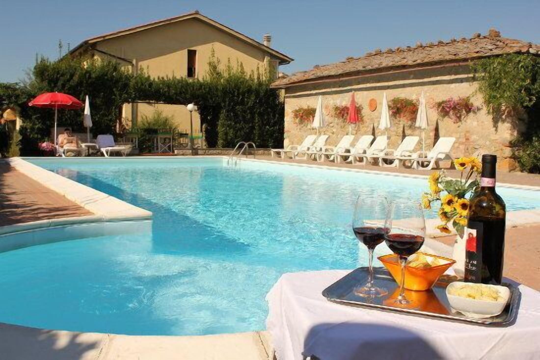 Piscine extérieure (ouverte en saison), parasols de plage