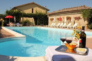 Piscine extérieure (ouverte en saison), parasols de plage