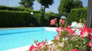 Piscine extérieure (ouverte en saison), parasols de plage