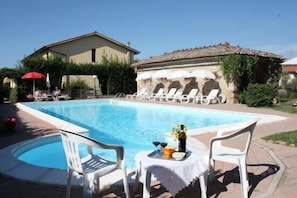 Seasonal outdoor pool, pool umbrellas, sun loungers - Le Volpaie (San Gimignano)
