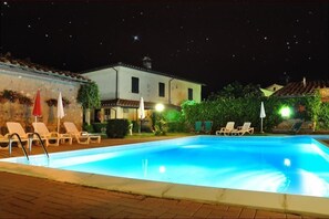 Seasonal outdoor pool, pool umbrellas, pool loungers - Le Volpaie (San Gimignano)