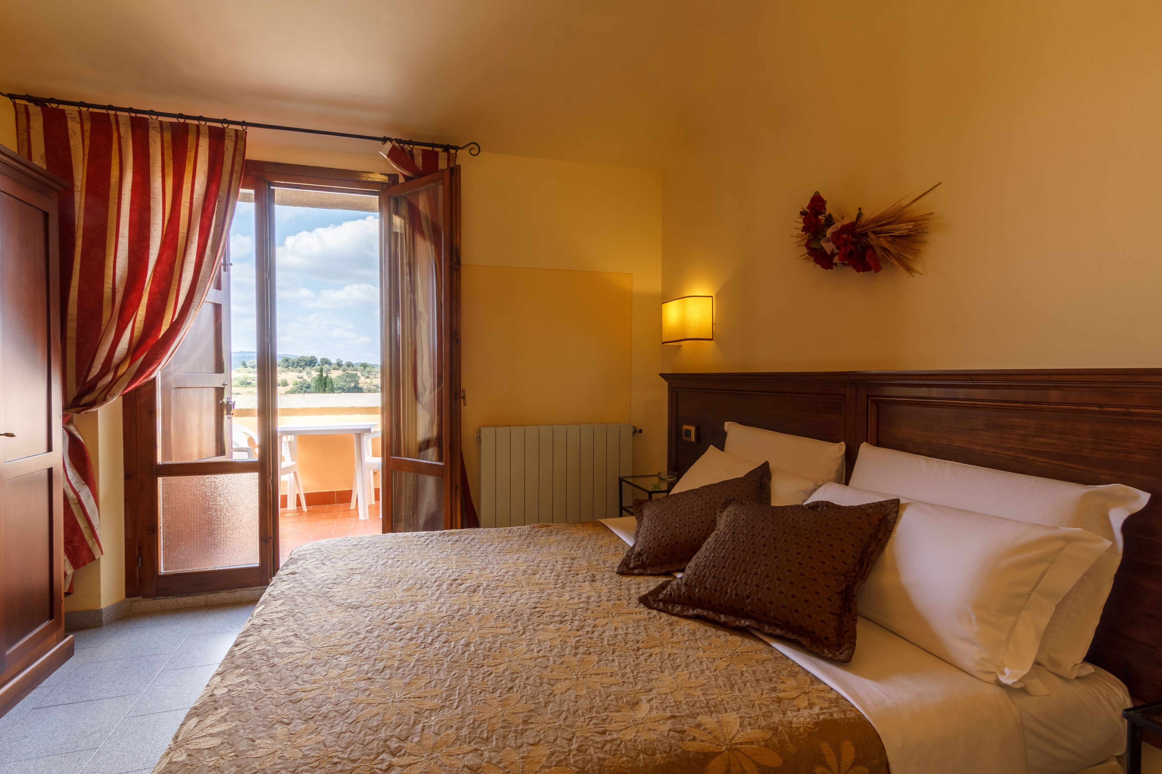 superior double room, balcony | 1 bedroom, minibar, in-room safe, desk