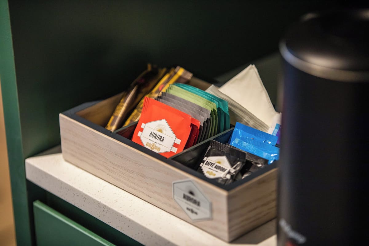 Une machine à café dotée d’un porte-tasse et d’un compartiment pour les capsules de café.