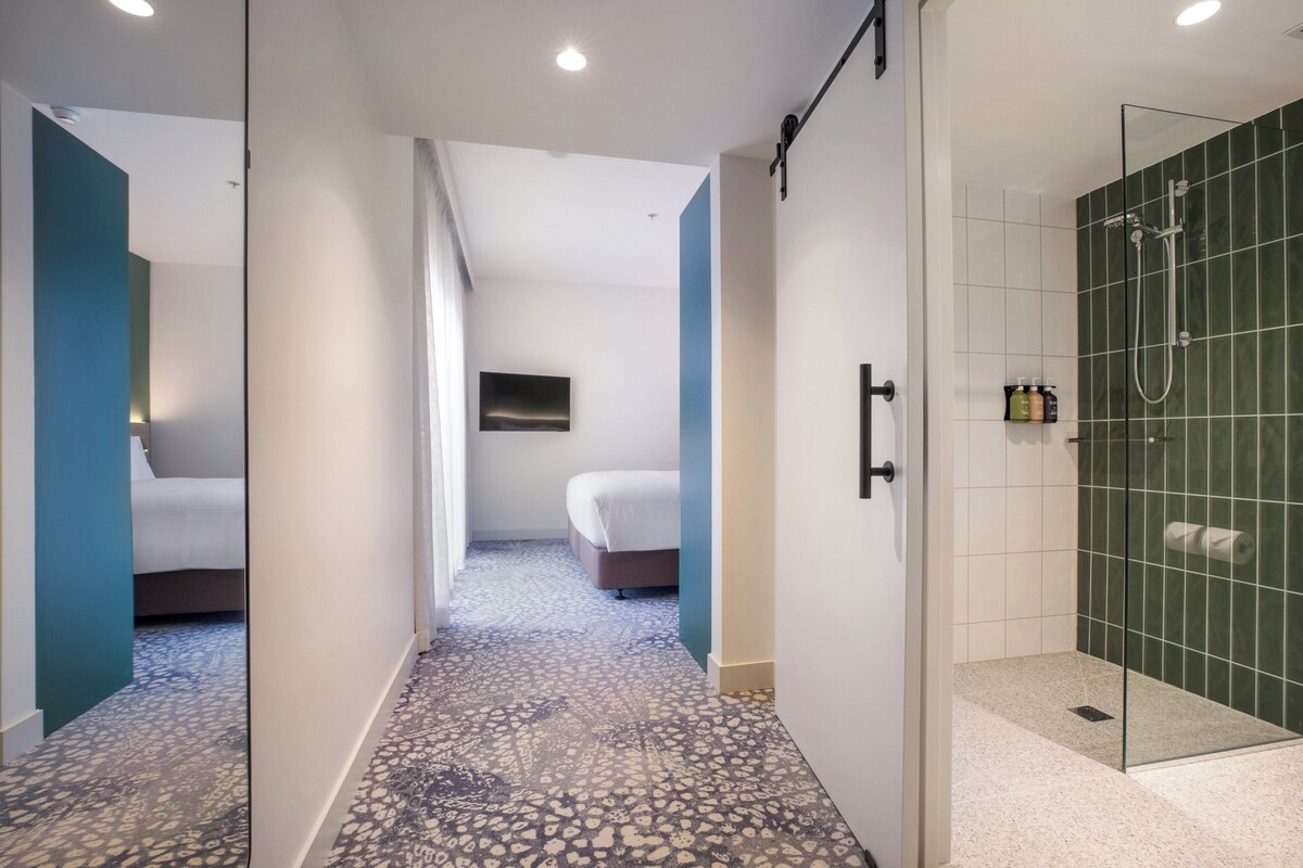 Suite, 1 King Bed | In-room safe, desk, laptop workspace, blackout drapes
