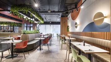 Petit déjeuner et déjeuner servis sur place, spécialités Cuisine locale