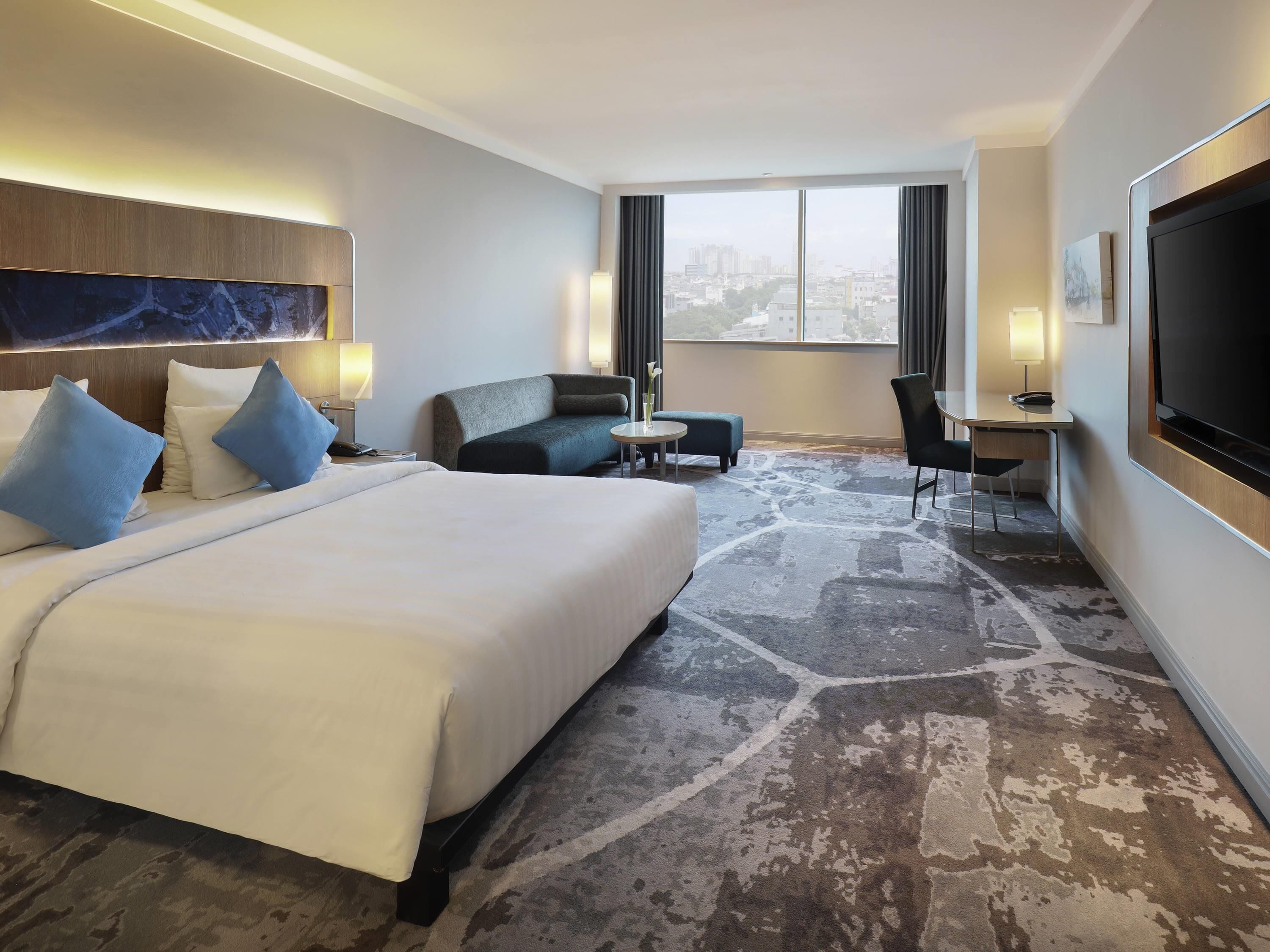 Deluxe Room, 1 King Bed (Executive) | 1 bedroom, minibar, in-room safe, desk