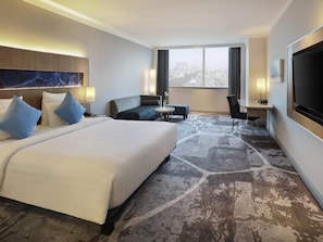 Deluxe kamer, 1 kingsize bed (Executive) | 1 slaapkamer, een minibar, een kluis op de kamer, een bureau