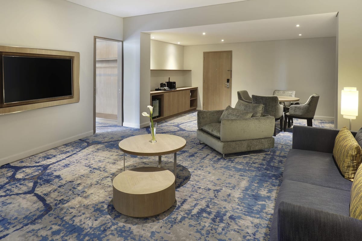 Deluxe-Suite, 1 King-Bett (Premier Floor) | 1 Schlafzimmer, Minibar, Zimmersafe, Schreibtisch
