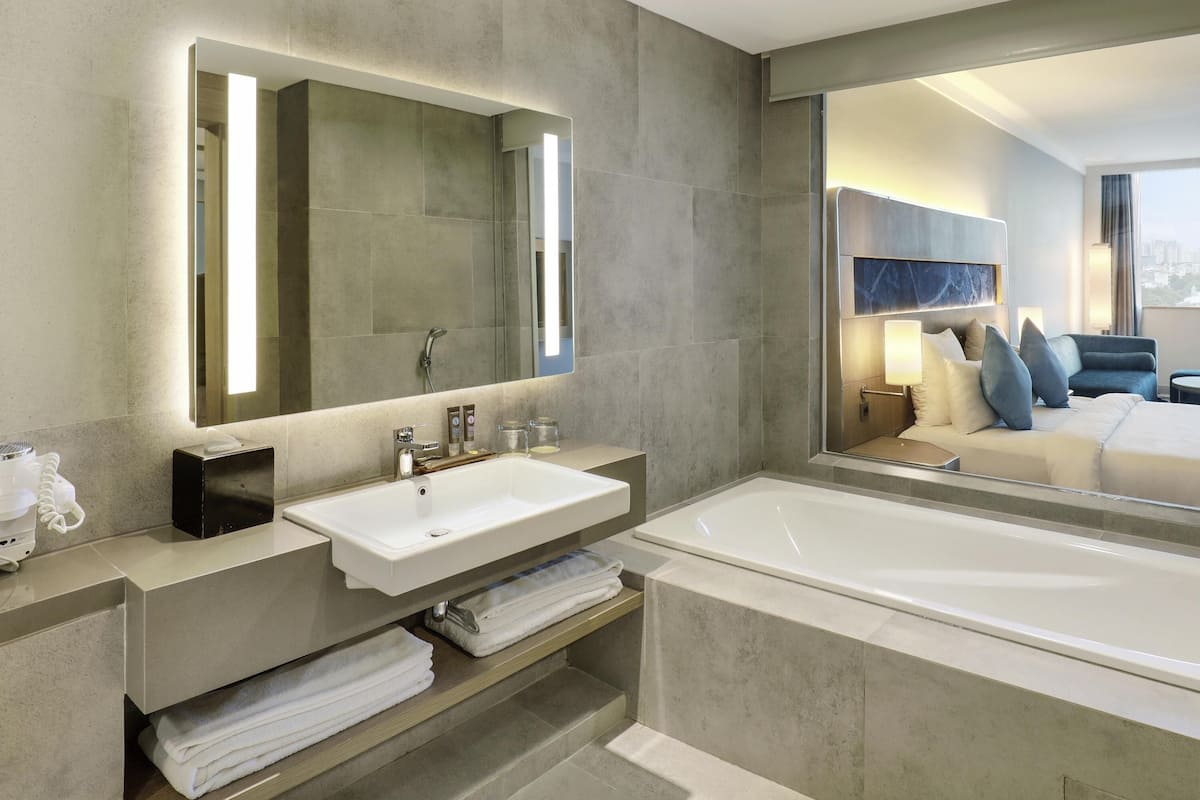 Deluxe Room, 1 King Bed (Executive) | 1 bedroom, minibar, in-room safe, desk