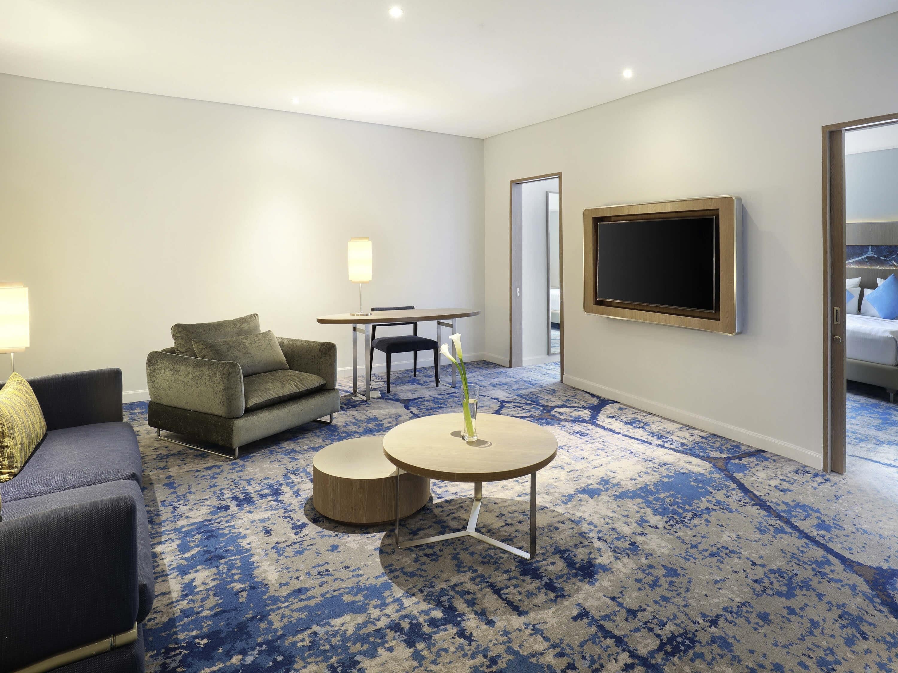 Suite Deluks, 1 Tempat Tidur King (Premier Floor) | 1 kamar tidur, minibar, brankas, dan meja kerja