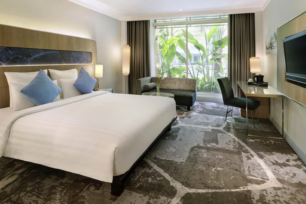 Deluxe Room, 1 King Bed | 1 bedroom, minibar, in-room safe, desk