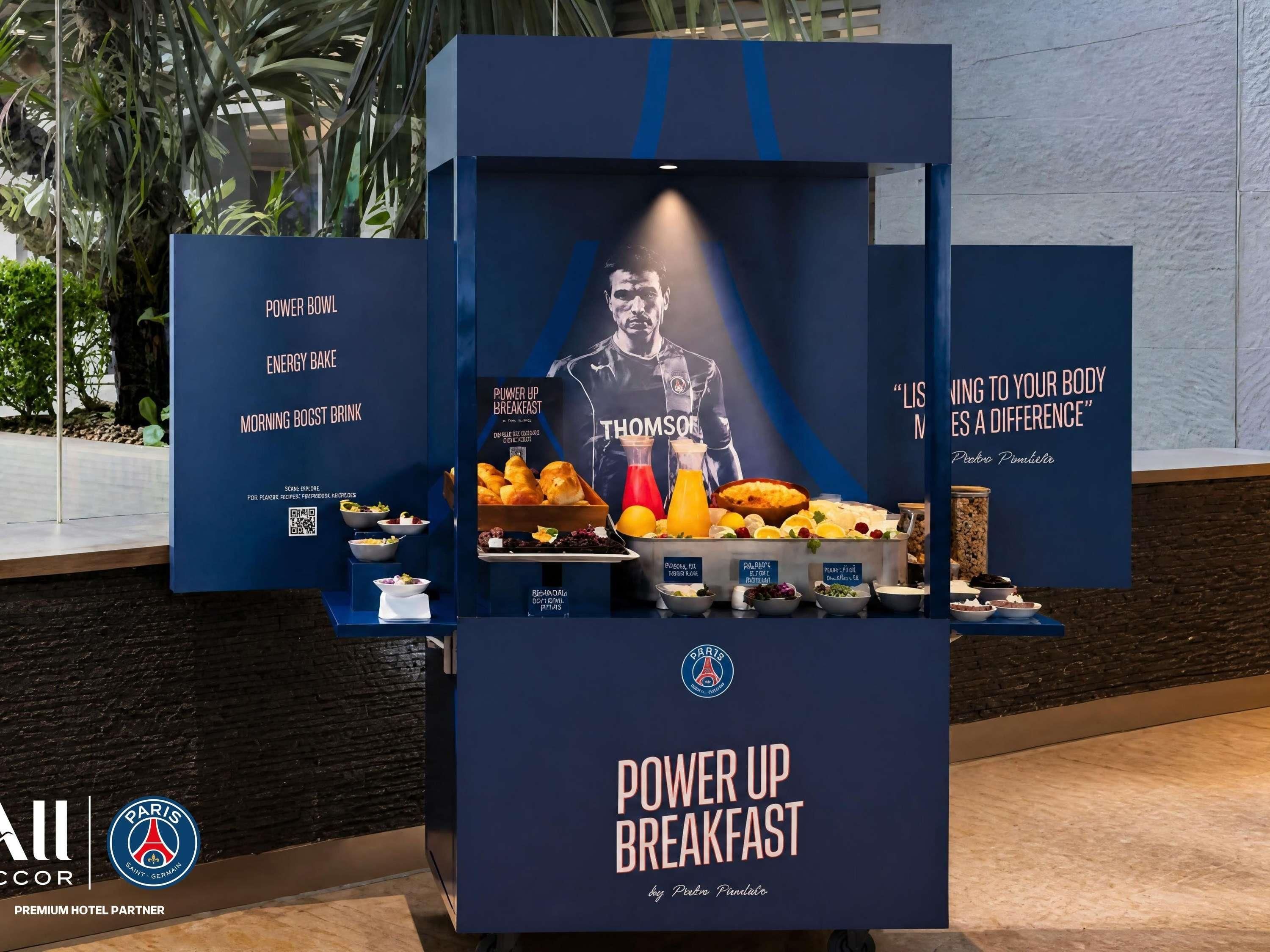 Un anuncio promocional para 'Power Up Breakfast' que muestra una variedad de alimentos y una cita de Percy Pimmke.