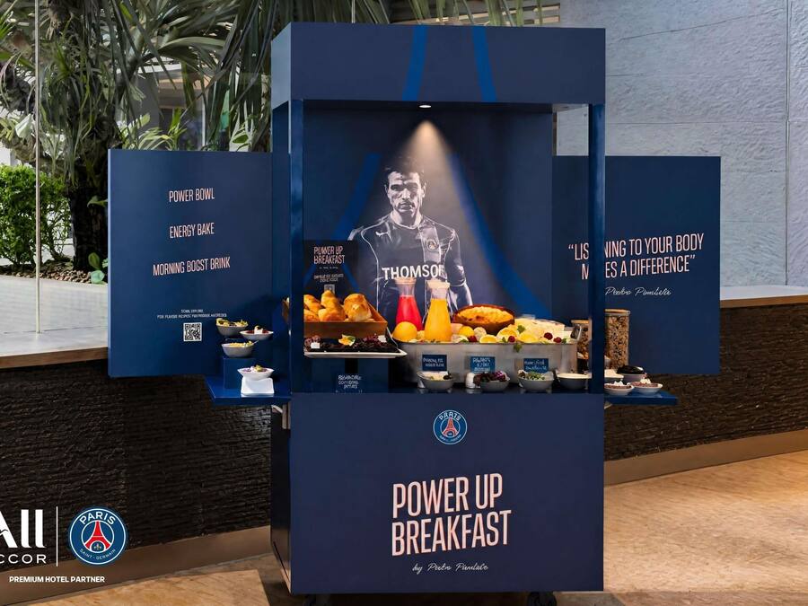 Un anuncio promocional para 'Power Up Breakfast' que muestra una variedad de alimentos y una cita de Percy Pimmke.