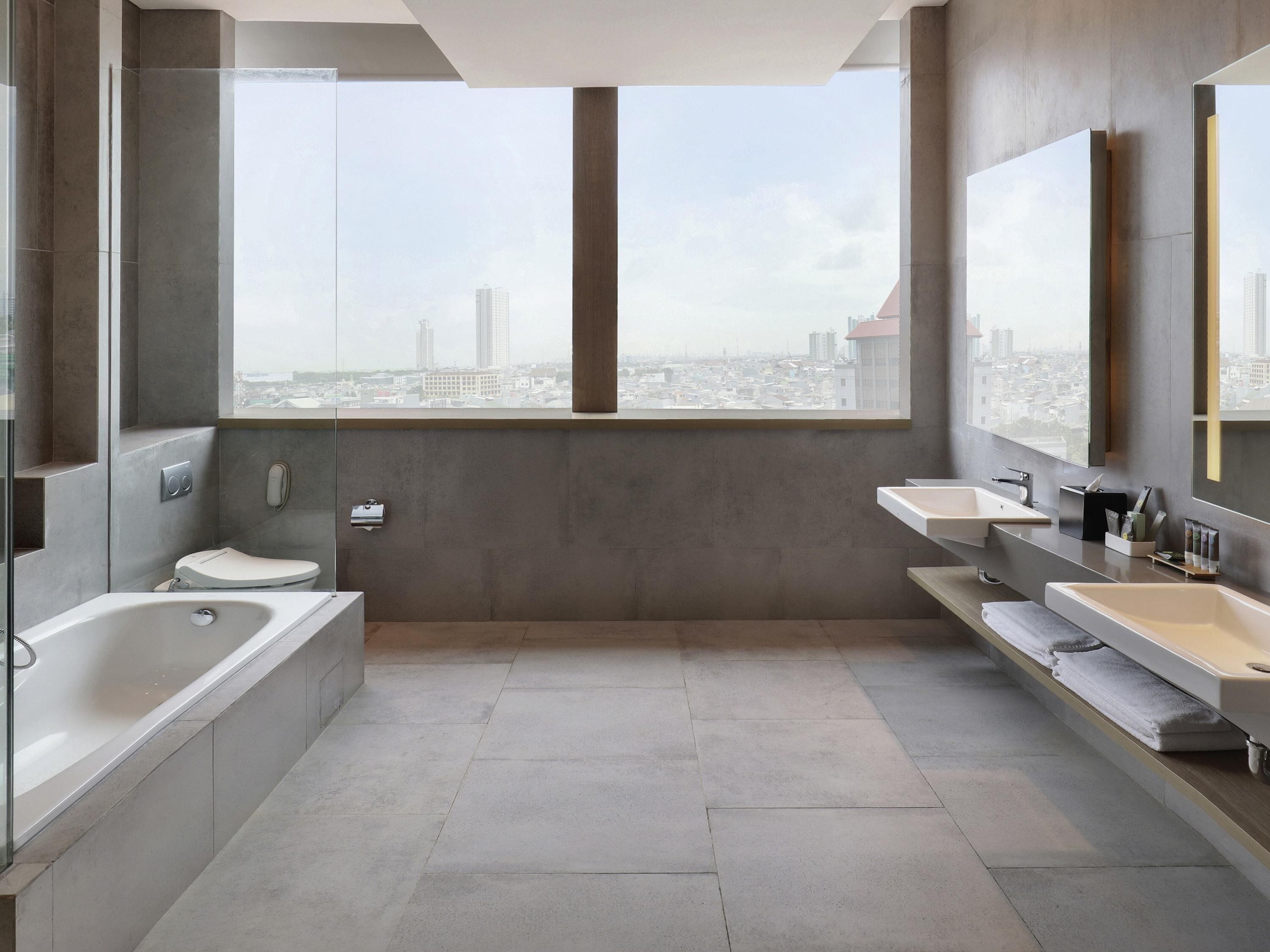 Executive Suite | 1 bedroom, minibar, in-room safe, desk