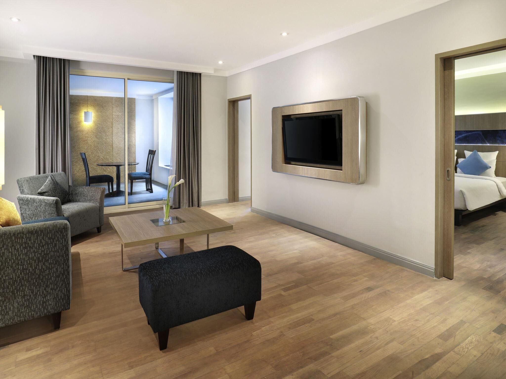 Suite Deluks, 1 Tempat Tidur King | 1 kamar tidur, minibar, brankas, dan meja kerja