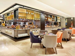 Breakfast, lunch, dinner served; international cuisine - Novotel Jakarta Mangga Dua Square Hotel (Jakarta)