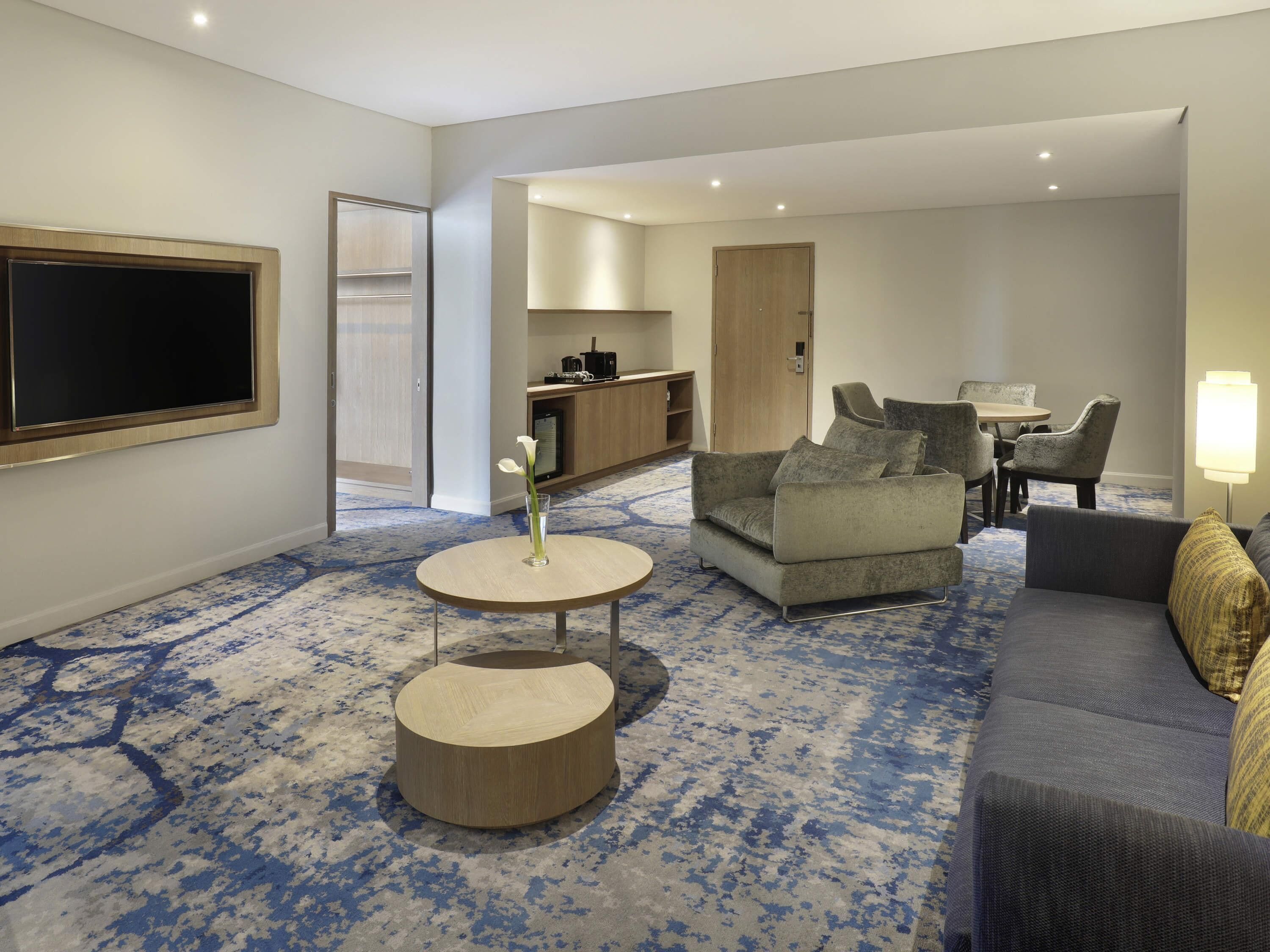 Deluxe Suite, 1 King Bed (Premier Floor) | 1 bedroom, minibar, in-room safe, desk