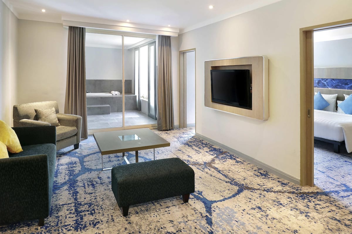 Suite exécutive, 1 trÚs grand lit | 1 chambre, minibar, coffre-fort, bureau