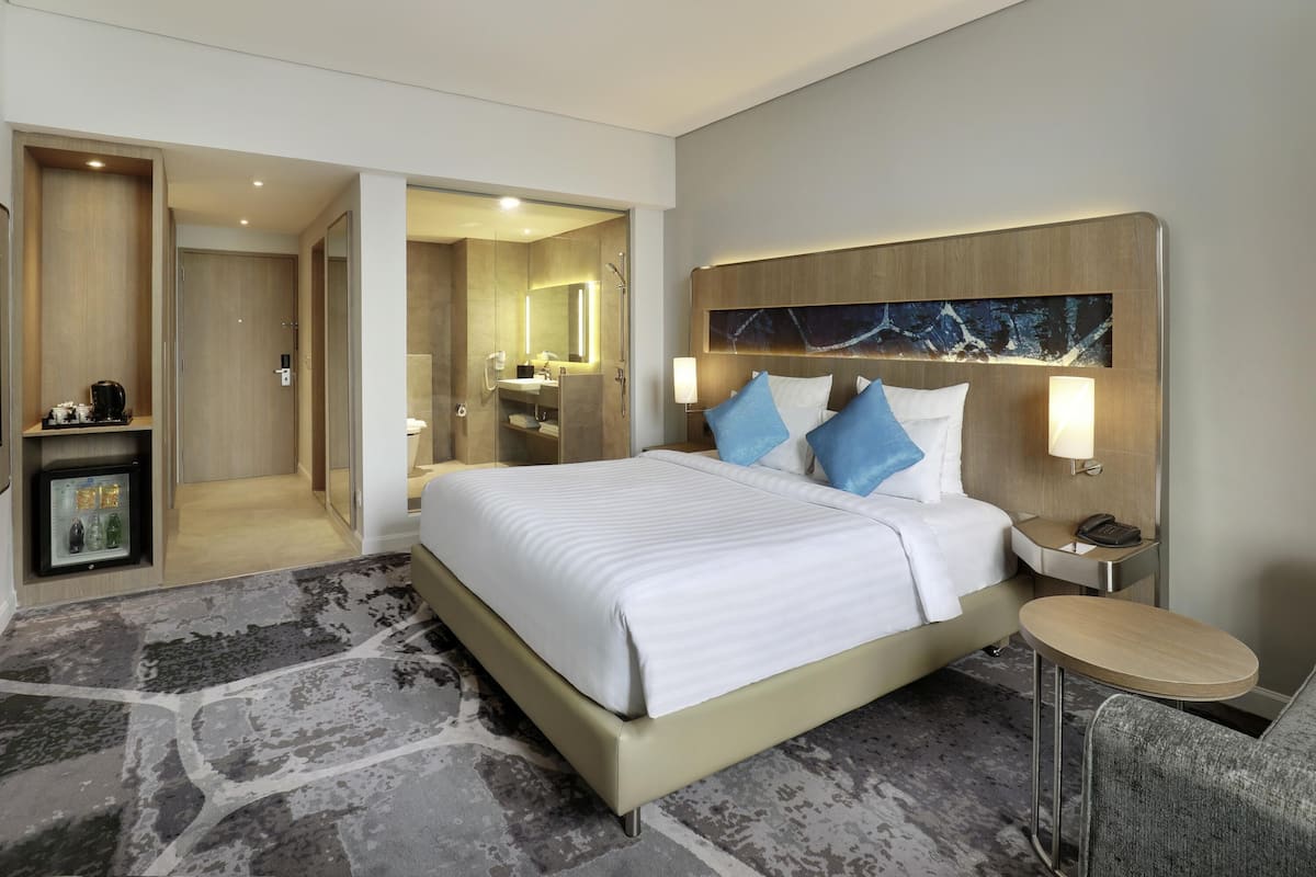 华丽客房, 1 张特大床 (Premier Floor) | 1 多间卧室、迷你吧、客房内保险箱、办公桌