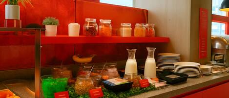 Un espace buffet proposant une variété de plats et d'accompagnements.