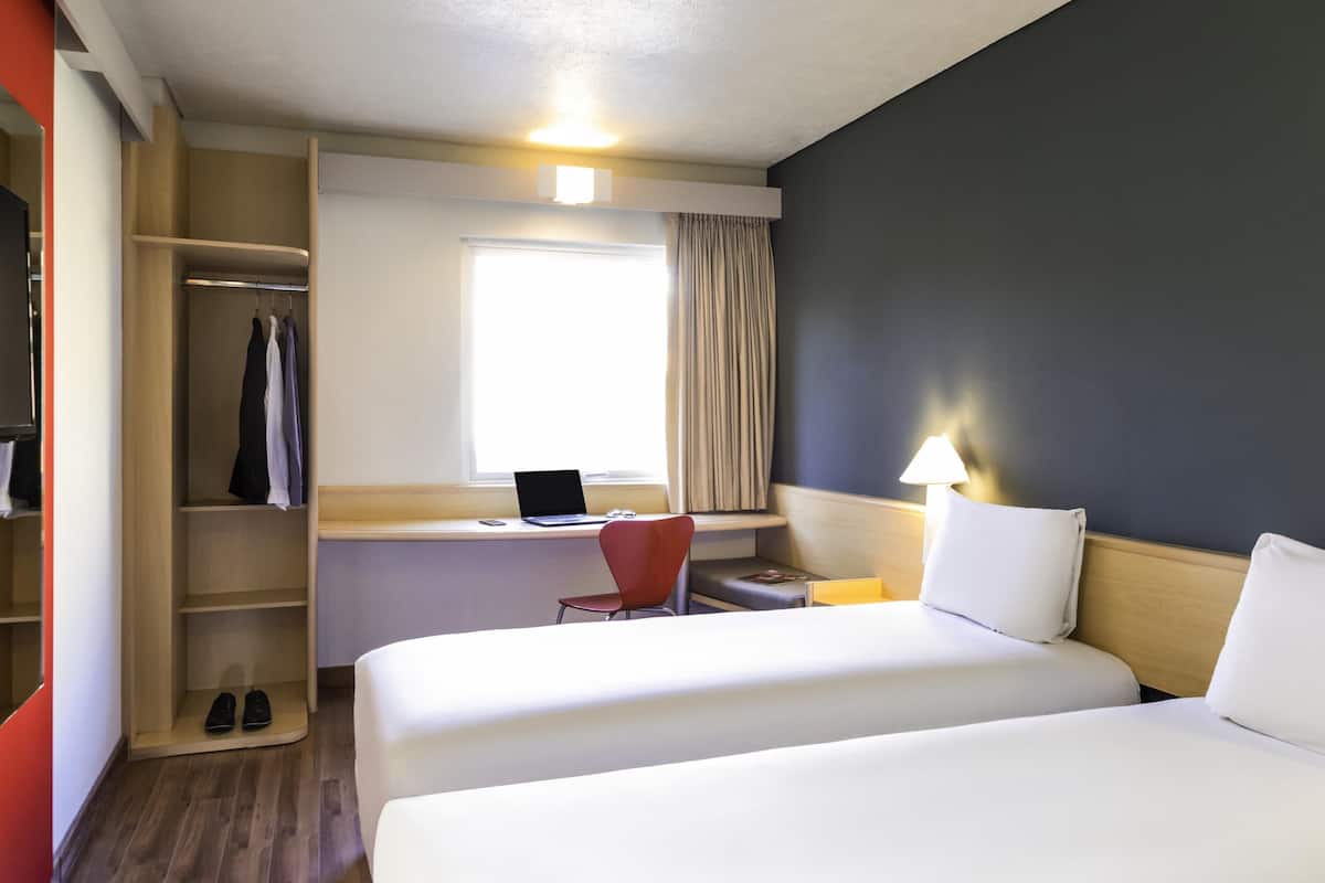 Kamar Standar, 2 Tempat Tidur Twin | Brankas, meja kerja, Wi-Fi gratis, dan seprai linen