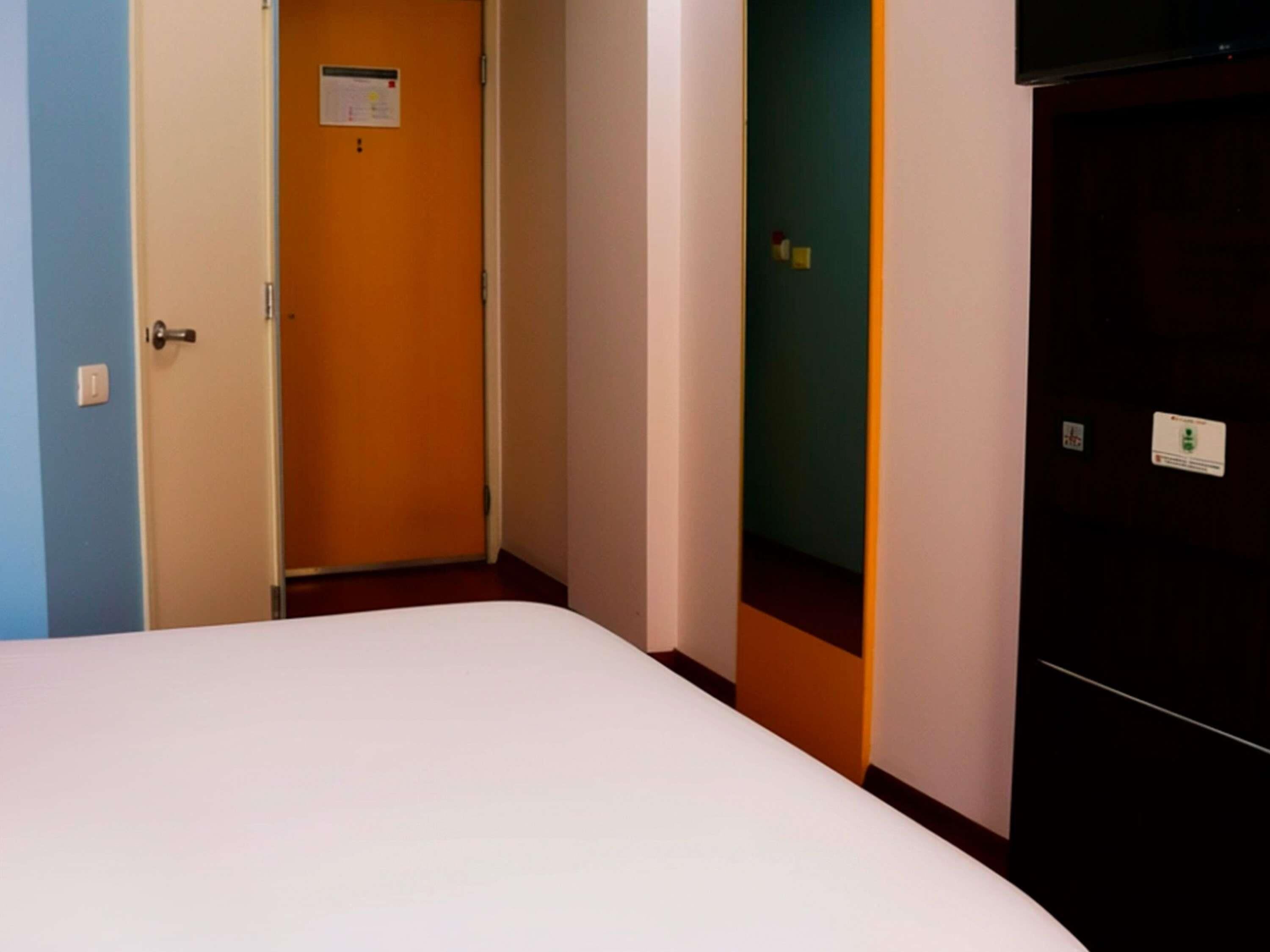 Habitación doble estándar, 1 cama matrimonial | Caja de seguridad en la habitación, escritorio y wifi gratis 